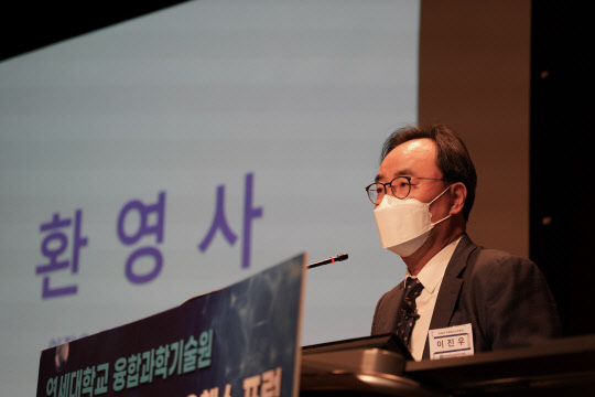 이진우 연세대 융합과학기술원장이 6일 열린 제2회 양자컴퓨터와 바이오헬스 포럼에서 발언하고 있다. <연세대 융합과학기술원 제공>